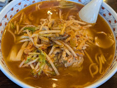 待ってました！私の大好きな「豚キムチラーメン」です。
他のラーメンも食べてみたいな・・・と思うんだけど、
毎回これを頼んでしまう。