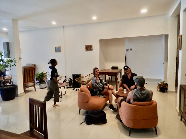 綺麗な店内でコーヒーを飲みます。<br />ミルクコーヒーのマキアトが$2ドル(キャッシュ312円)でした。<br />(掲載許可済み)