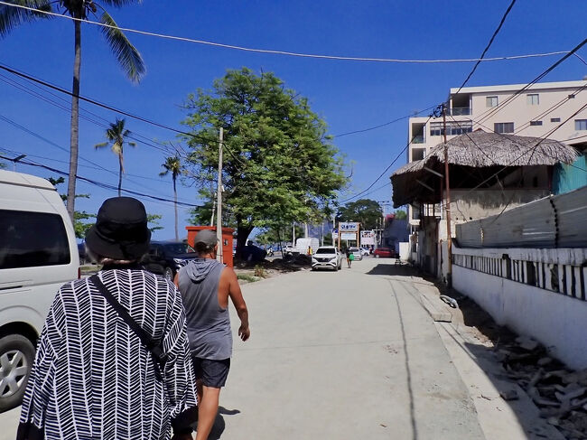 カフェを出て、海岸沿いを歩きます。<br />