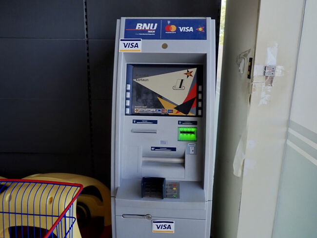 ATMもありました。<br />ATMでUS＄の現金を引き出します。<br />$170が23,243円でした。