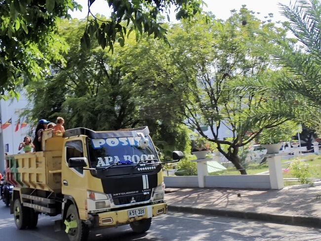 スーパーマーケットを出て、再び海岸沿いを歩きます。