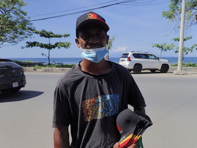 物売りの人が来ました。<br />子供が学校に行っているなど言って来ます。<br />(掲載許可済み)