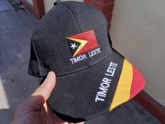 推しの強さに負けて、<br />東ティモールの国旗のデザインの帽子と買ってしまいました。<br />$10ドルの所を$5ドルに負けさせます。<br />$5(キャッシュ780円)<br />他では中々買えない帽子なので、悪くはなかったです。