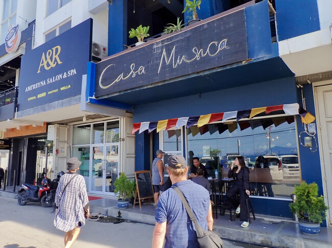 昼食の為、再びカフェに入ります。<br />普通なら道端の屋台で済ませるのですが、<br />西洋人のグループと一緒だと、中々思う様になりません。