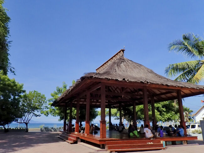 カフェを出て、再び海岸沿いを歩きます。<br />海岸沿いには大きな東屋があって、<br />現地の人達が涼んでいます。