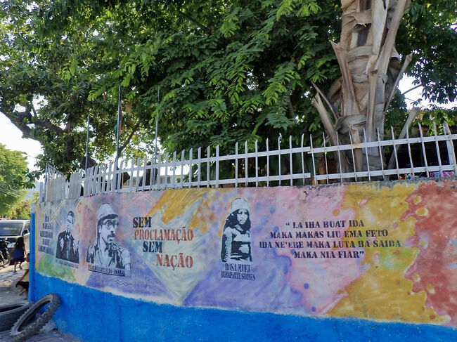 公園の壁には、プロパガンダでしょうか、<br />政治的な絵が描かれています。