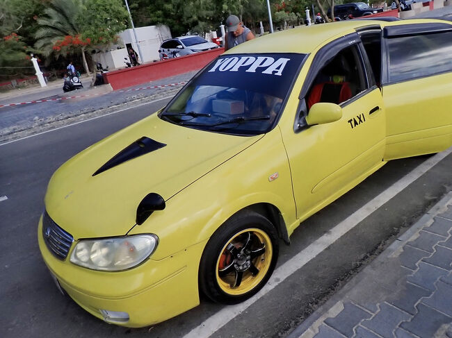 フェアレディZの様なタクシーに乗って、<br />