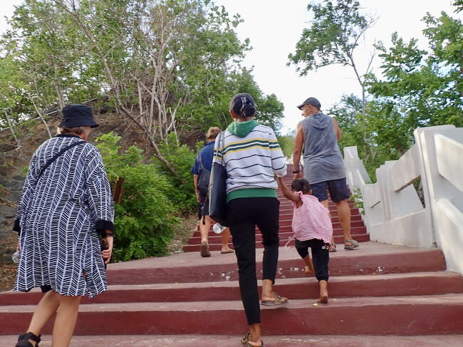 階段を登ってキリストの像へと向かいます。<br />(掲載許可済み)