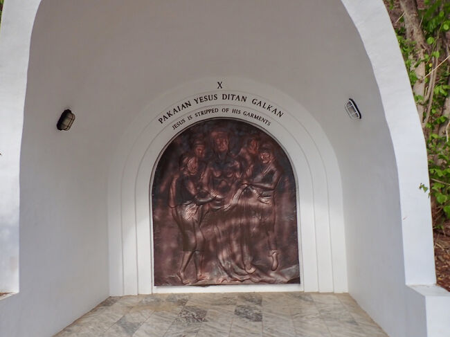 坂の途中には、<br />キリストの磔けまでの道筋を綴ったレリーフが、掲げられていました。