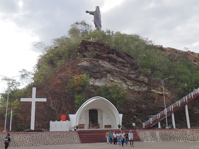 キリスト復活のレリーフのある広場に着きましたが、<br />更に階段を登って行きます。