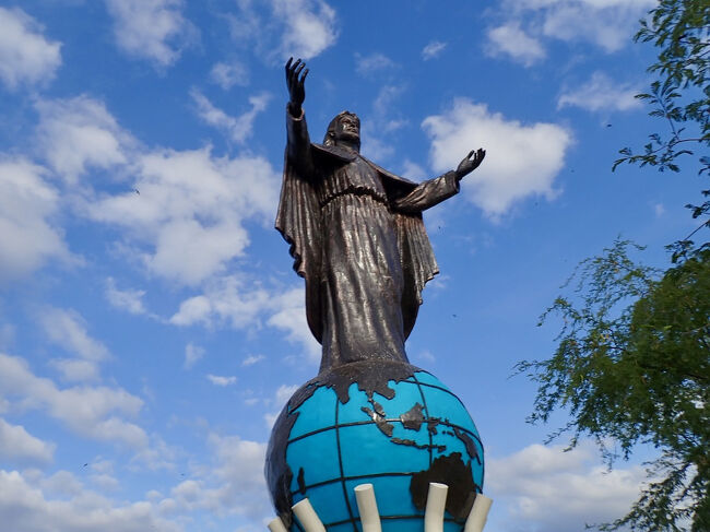 丘の頂上に到着しまさした。<br />大きなキリストの像が地球の上に乗っています。