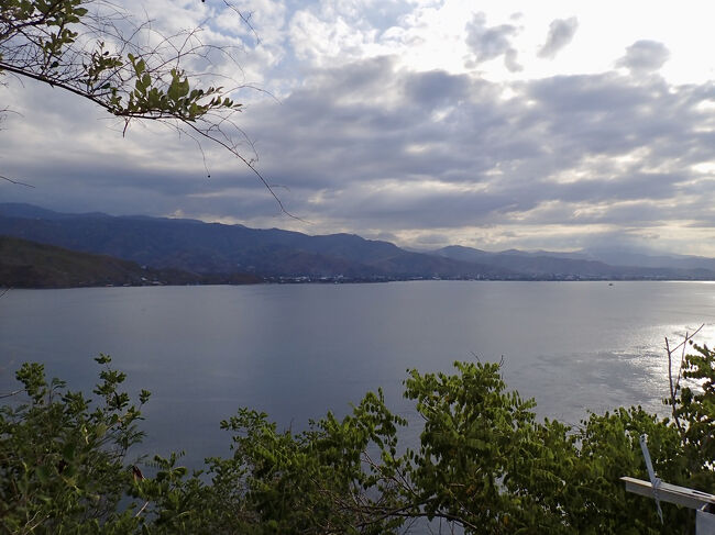 丘の上からは、海の奥ににデリの町が見えます。