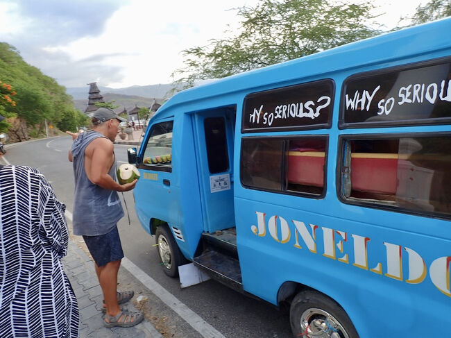 乗り合いのミニバスで宿まで帰ります。<br />(掲載許可済み)