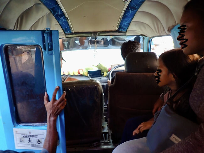 ミニバスで30分程走って、