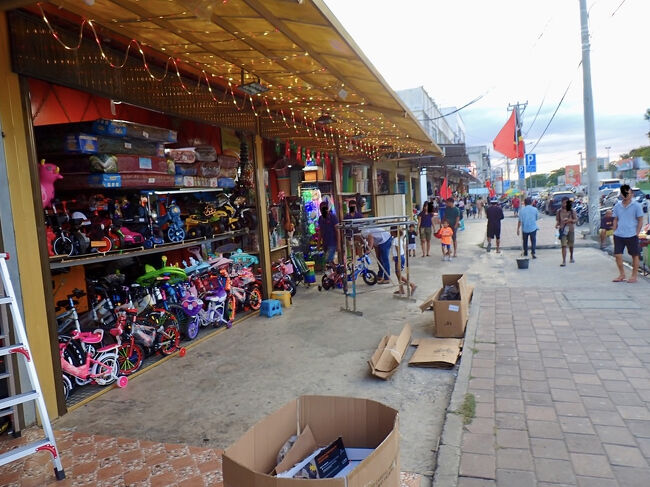 東ティモールで唯一の大きな町の首都デリには、<br />色々な店が並んでいます。