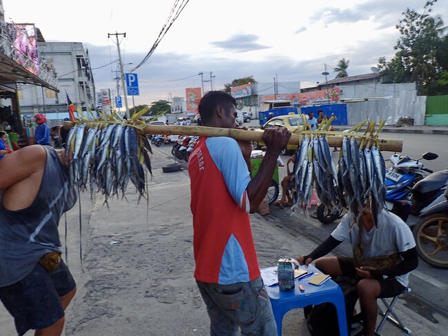 イワシを竹に付けた魚売り。