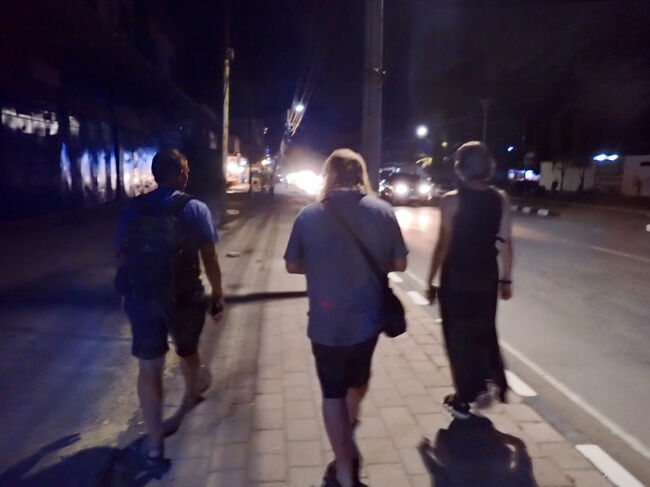 19:30<br />夕食を食べに外に出ます。