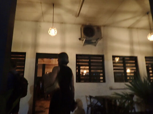 外人向けのレストランに入ります。