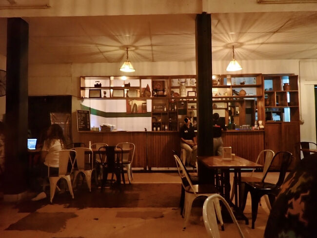 中は、スペインの食堂っぽい内装です。<br />