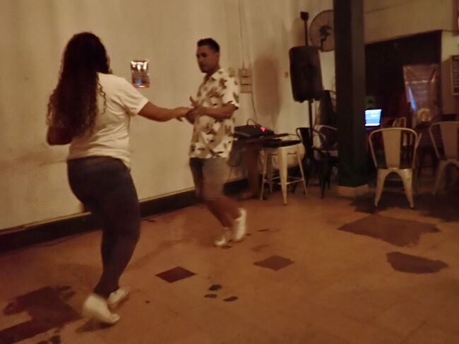 店の中には中南米の音楽が響き、<br />サルサを踊っている人達がいました。<br />(掲載許可済み)