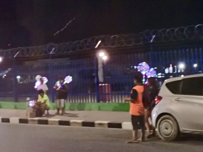 東ティモールの首都デリはそれ程、危険な雰囲気は無かったのですが、<br />夜になると、おもちゃ売りの子供達が道に並びます。<br />ストリートチルドレンも居るみたいです。