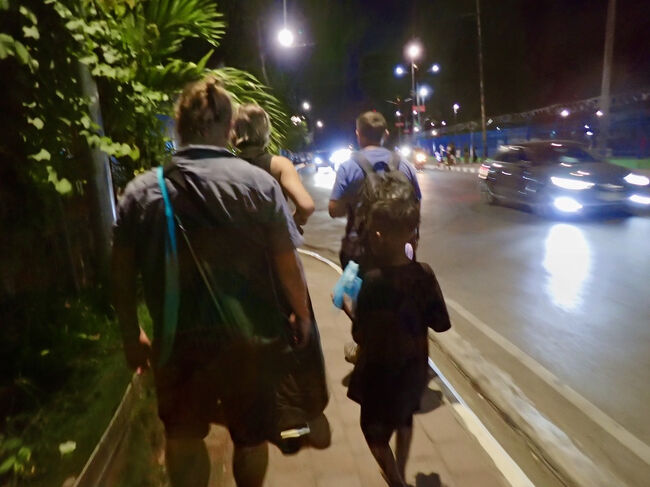 物売りの少年がついて来ます。<br />夜歩きや場所によっては、<br />デリの町は危険かもしれません。<br />ーーーーーーーーーーーーーーーーーーーーーーー<br />2024/11/22(金) 合計(USドル)<br />ビザ代               $30<br />帽子                  $5<br />昼食                  $3.73 <br />夕食                  $10      <br />飲食・雑貨         $14.9            <br />計                     $63.65<br />$1ドル＝156円として 9,930円<br /><br />2024/11/22(金) 合計(インドネシアルピア)            <br />飲食・雑貨              52,000ルピア             <br />計                          52,000ルピア<br />10,000ルピア＝100円として 520円<br />合計                               10,449円<br /><br />2019/11/27から旅を初めて1820目まで<br />計 9,698,718円使用。<br />1日、5328円 使っています。<br />