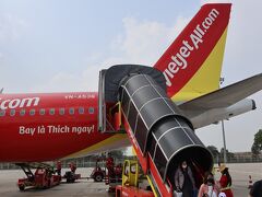 セントレア発925の直行便、ノイバイ空港着1340（現地時間）VIEJET921。セントレアの風景とか機内の様子は割愛します。LCCですから狭いとかいろいろありますが、それをわかっての選択ですから文句はいいません。特段のトラブルもなく、定時出発到着。沖留めで機体の後ろから出るのも良い経験。