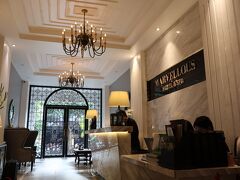 これから6日間お世話になるHanoi marvellous Hotel & Spa。スタッフの気遣いがすばらしいホテルでした。星がたくさんついた良いホテルだと思うのですが、残念なががら窓がなかったり、がっかりポイントもそれなりに。旧市街は開発制限があるのでどこのホテルも狭い敷地ギリギリの様子。広々としたテラスがついたようなのがお好みであれば、旧市街を外したほうが良いでしょう。