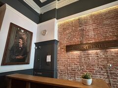 ホテルの玄関はカードで開けるタイプ。フロントはあるけど、誰も居ない。雰囲気は良いんだけど。