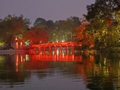 ホアンキエム湖の玉山祠。お参りは後日に。今は夜景だけパチリ。