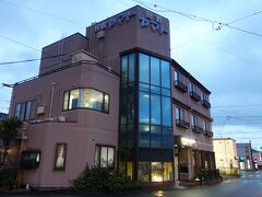 民宿ヤマト
二見浦駅を出た目の前に在ります。
1泊2食付きで7000円(出発が早かったので朝食は無しで此処から500円引き)。勿論個室、しかもバス・トイレ付きです。今時信じられないお得な料金でしょ♪