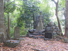 畠山重忠像が小高い所に鎮座します。
現在の遺構は後北条氏の時代のものとか。関東には後北条氏の臭いが感じられます。

小雨のなか帰路につきます。明るいうちに帰着できるでしょうか。