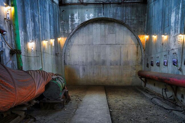 第一斜坑の入り口。<br />奈落へと続く入り口は、現在冷たいコンクリで固く封鎖されています。<br />この封印が解かれる事は未来永劫ないはずですが、<br />この奥にはアリの巣状の地底世界が確かに存在するのです。<br />まるでパラレルワールドが実在するかの既視感…。<br /><br />日本の経済成長を支えてくれた「炭鉱」に畏敬の念を抱くと共に、<br />炭鉱で働いた人たちの歴史を刻み、私たちは前に進むのでしょう。<br /><br />三川坑跡はこれにておしまいですが、この話、もう少し続きます。<br />それではまた～ (=ﾟωﾟ)ﾉ