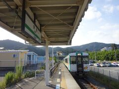 昼間、列車はおおよそ２時間に１本。
次の列車がやってきた。この折返しに乗ります。