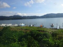 女川を出発。

万石浦沿いに走る景色のよい区間。
進行方向左側なので、その区間だけ２人掛け席の方に移動。