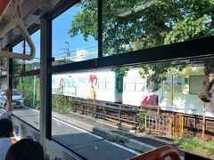 午前はザ・観光。石山寺へ。バスで向かっていると・・ん？並走する「響け！ユーフォニアム」な電車が。