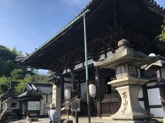 山門到着。8時の開門に合わせてきました。