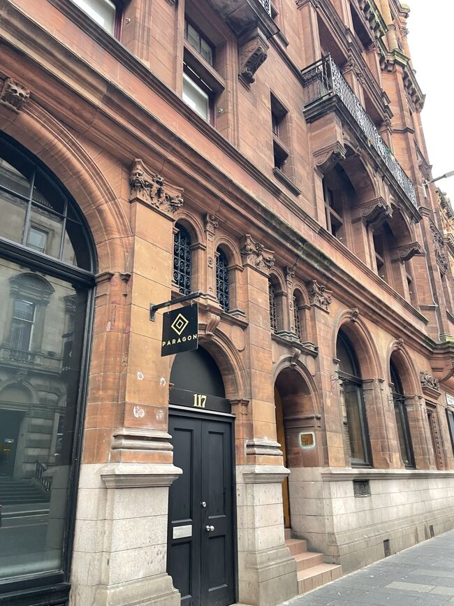 この建物が今回お世話になったアパートです。<br />築130年、グラスゴー市の指定建造物になっています。<br />2階の黒い柵が、息子くんの部屋のバルコニーです。