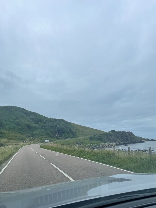 やっと海沿いの開けた道路に出ました。<br />右側の海は大西洋です。<br />ロケーションの良さ、快適な車、この旅ですっかり運転の楽しさを知った息子くん。<br />