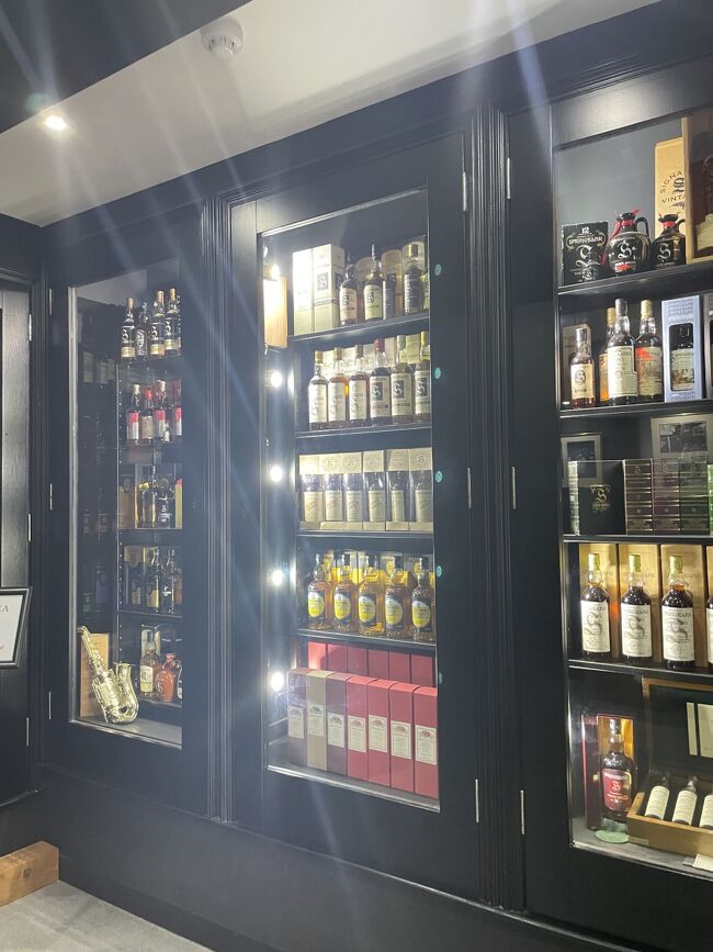 残念ながらイチオシのは売り切れていたみたい。<br />それでも日本では滅多にお目にかかれないウィスキーもあり、またも息子くん、唸りながら悩んでます。<br />2本選び、お友達へのお土産のミニボトル、ウィスキーグラス2個もお買い上げ。<br /><br />会計の時に、ラベルに日付と息子の名前を手書きで書いてくれます。<br />これすごく良い。