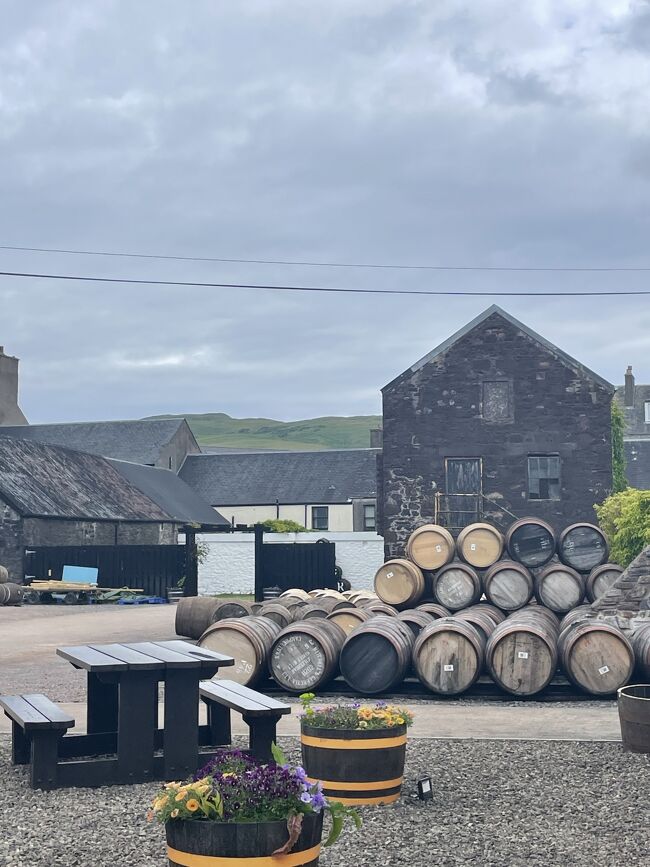 スペイサイドに比べて素朴というか、観光地化されていないというか。<br /><br />キャンベルタウンは全盛期には30以上の蒸溜所がありましたが、色々な事情があって現在は3ヶ所しか残っていないそうです。<br /><br />その中でもこの蒸溜所は昔ながらの製法にこだわり、麦芽から瓶詰めまで自社で一貫して行なっているそうです。<br />