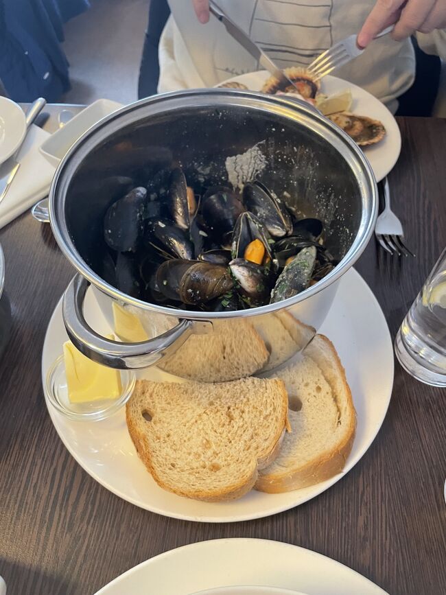 この旅初の地元産のムール貝のポット。<br />息子くんはこれが大好きだけど、今までのレストランにはなぜか無かった。<br />ほとんど1人で完食です。<br /><br />ウィスキーの恩があるのか、私がトイレに行ってる間にお会計も済ませてくれていました。<br />ごちそうさま。