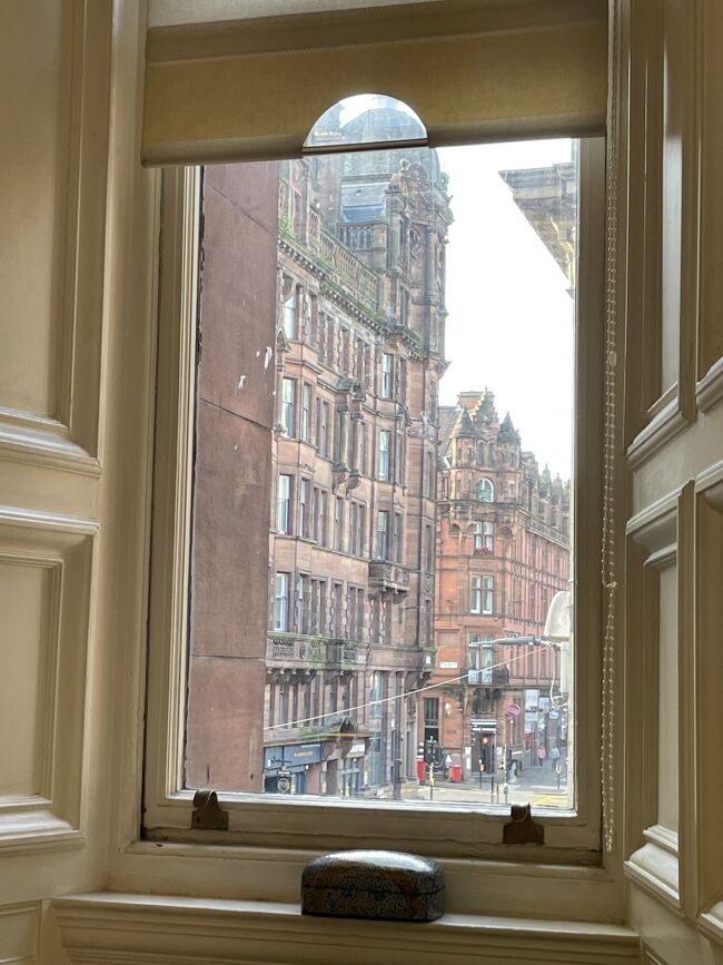 なんとか事故なくアパートまで着きました。<br />ほとんど運転してくれた息子くん、お疲れ様でした。<br />楽しかったよ、感謝。<br /><br />明後日のチェックアウトまで車は使わないので、先に帰っていた旦那さんが駐車場に入れに行ってくれます。<br />グラスゴー中心地であるこの周辺は1日￡40(約8000円)前後もする！<br />家主のレイモンドさんが教えてくれた公営の駐車場は￡5(1000円)だそう。<br />歩いて20分、ちょっと遠いけど散歩がてら行ってくるよ、と引き受けてくれた。<br />旦那さんにも感謝。<br />