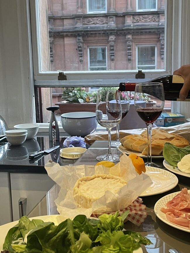 そしてワインも（酒類はとても高いです）特別に。<br />乾杯です。<br />ステーキ、肉々しくて美味しい。<br />今日の報告会を兼ねてのお食事、会話も弾みます。<br /><br />