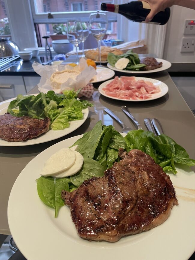 今晩のメニューはステーキです。<br />美味しそうに焼けました。<br />牛肉だけでなくチーズや生ハムも日本より全然お安いんですよ。<br />見えないけど、野菜も果物もたっぷり。