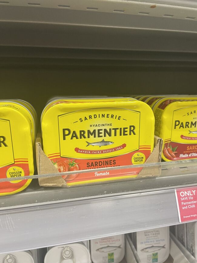 再び私と息子くん。<br />帰る途中にグラスゴー郊外のwaitroseへ。<br /><br />滞在中の食材とばらまき用のお土産を買いました。<br />店を出ると、帰宅ラッシュの大渋滞。<br />都会の洗礼を浴び、もう帰れないかと思った。