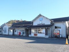 相老駅からは8：21発のわたらせ渓谷鉄道に乗り換え、大間々駅に8：28に到着しました。今日の主目的は床もみじで有名な宝徳寺ですが、光の関係で写真を撮るならば11時以降が良いとのことで、先に高津戸峡を散策することにしたのです。高津戸峡には今年の春にも訪れていて、気に入ったので再訪です。