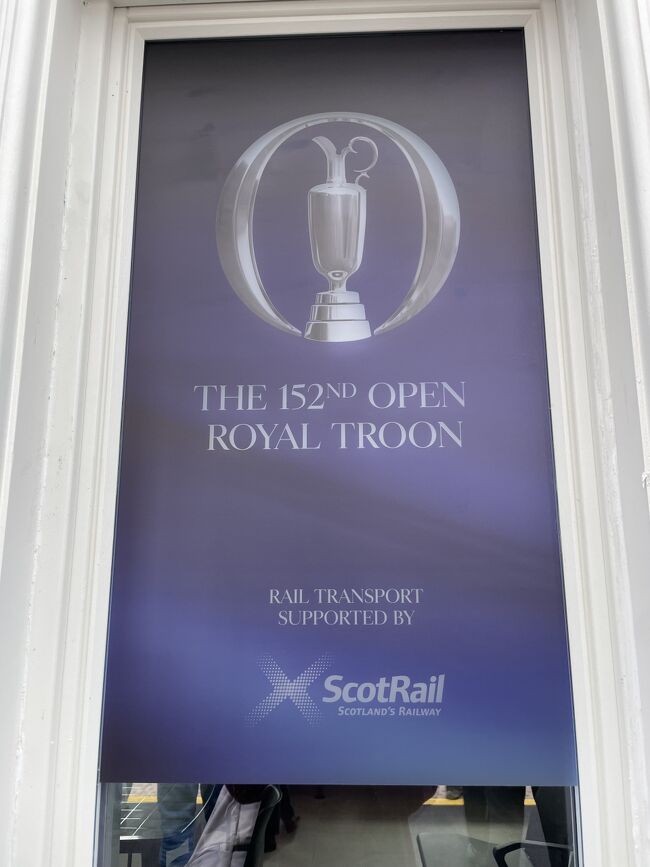 トゥルーン駅に到着したら、心踊るポスターがあちこちに。