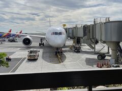 ホノルルまではJALのプレミアムエコノミー（プレエコ）を利用しました。
金曜夜の出発だったこともあり、プレエコはほぼ満席で、バシネットを借りることができましたが、赤ちゃんはいつもと違う環境に慣れなかったため、2時間程度しか寝てくれませんでした。

子供のことを考えて座席が広いプレエコを選びましたが、正直、エコノミーとの違いはあまり感じませんでした。プレエコ席は肘掛けが固定されているため、エコノミー席のように肘掛けを上げて隣の席とフラットにできなかったのが残念でした。

機内が不定期に明るくなったり暗くなったりするため、赤ちゃんにとっては寝にくい環境でした。次回は子供用に有料座席を別途確保し、チャイルドシート席を検討したいと思います。

【赤ちゃんとの旅行で学んだこと】
❶ バシネットを過信しない
バシネットは便利ですが、赤ちゃんが必ず寝るわけではありません。
搭乗前にたくさん遊ばせていても、機内の環境や状況によって赤ちゃんの寝かせ方に影響が出ることがあります。
寝かせるための工夫が必要で、我が家では次回行く際は、追加費用はかかりますが、子供専用の座席を手配することも一つの選択肢として検討したいと思いました。

❷ チェアベルトが便利
飛行機の離着陸時、ベルトサイン点灯中はバシネットが使えず、赤ちゃんを抱っこしなければなりません。
しかし、じっとしていられない我が子は数分で動き出し、シート周りを物色し始めました。
動く赤ちゃんを抱っこし続けるのは非常に疲れます。
そこで、チェアベルトを大人の腰に固定して使用したところ、赤ちゃんが動いても安全に固定でき、とても助かりました。
行きの機内ではベルトサインが消えた後も気流の影響でシートベルト着用のアナウンスが続き、チェアベルトなしでずっと抱っこしていたらかなり大変だったと思います。

※我が家では「キャリーフリー」の肩ベルト付きチェアベルトを持参しました。
