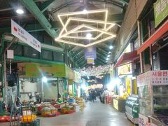 市場も半分ほどが、閉店していた。